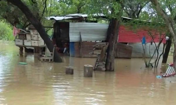 las aguas van bajando en Santa Victoria este, pero la ayuda de los gobiernos  no aparece